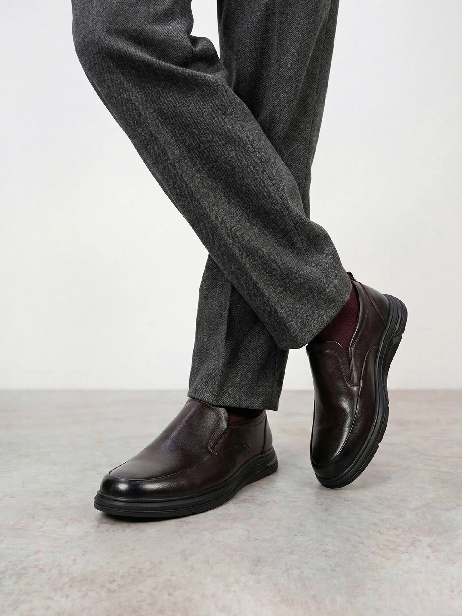 Туфли темно-коричневого цвета с эластичными вставками